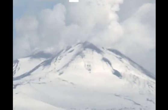 ERUPTIRAO VULKAN ETNA: Lava kipti iz kratera (FOTO)