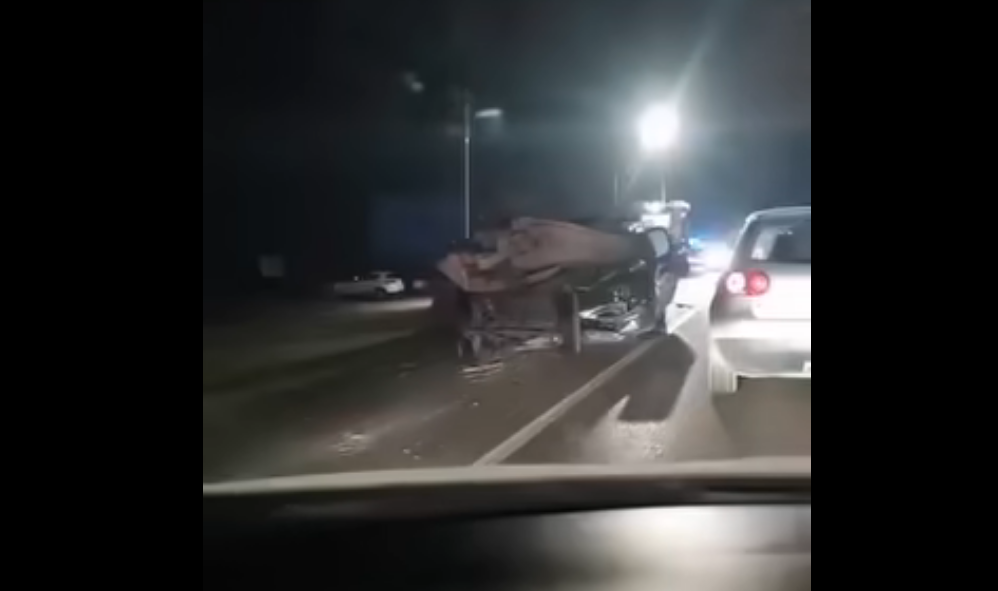 ТЕЖАК УДЕС КОД НОВЕ ТОПОЛЕ: Аутомобил се забио у греде које је превозио камион (ВИДЕО)