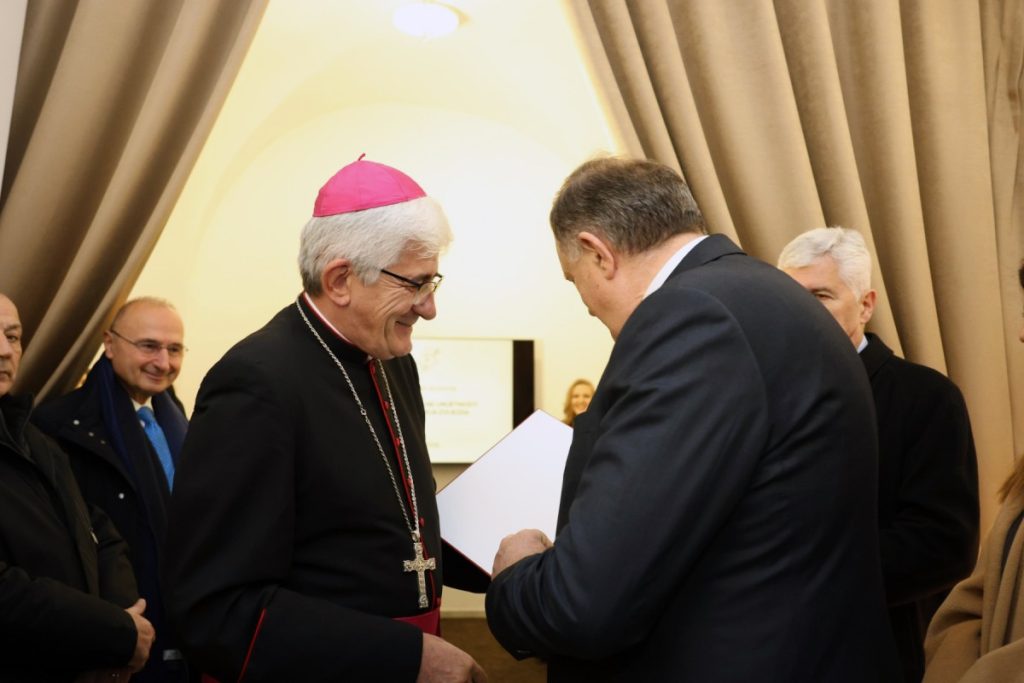 „POČASTVOVAN SAM“: Biskup Majić uručio Dodiku zahvalnicu