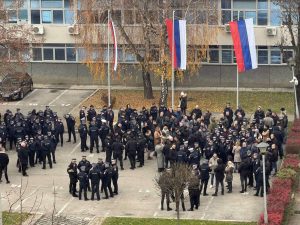 ČEKA SE PRESUDA ZA UBISTVO BAŠIĆA: Policija u Srpskoj zaustavila vozila i upalila rotacije u znak sjećanja na kolegu (FOTO)