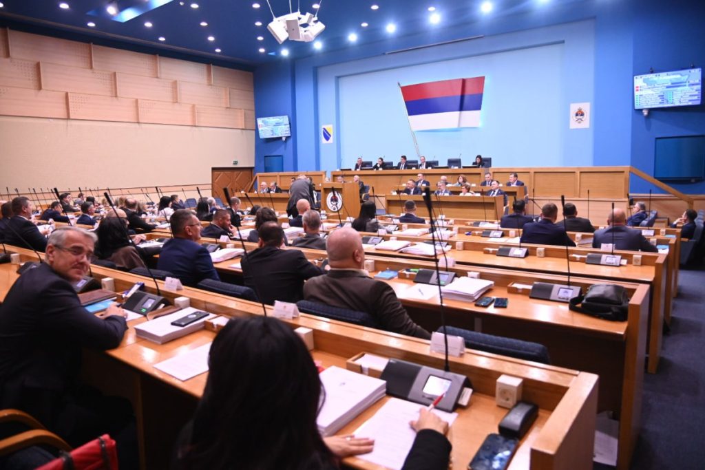 NA SJEDNICI NSRS O PRIJEVREMENIM IZBORIMA U SRPSKOJ – Crnadak: 2.000 ljudi glasalo bez dokumenata! Selak: Nije do mene!