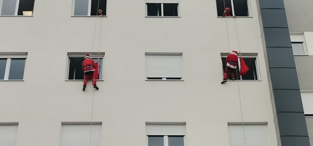 ГЕСТ ЗА СВАКУ ПОХВАЛУ: Спасиоци обрадовали болесну дјецу у Болници у Добоју, донијели поклоне на несвакидашњи начин (ФОТО)