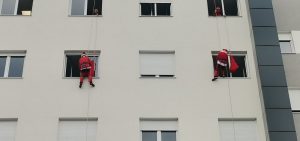 ГЕСТ ЗА СВАКУ ПОХВАЛУ: Спасиоци обрадовали болесну дјецу у Болници у Добоју, донијели поклоне на несвакидашњи начин (ФОТО)