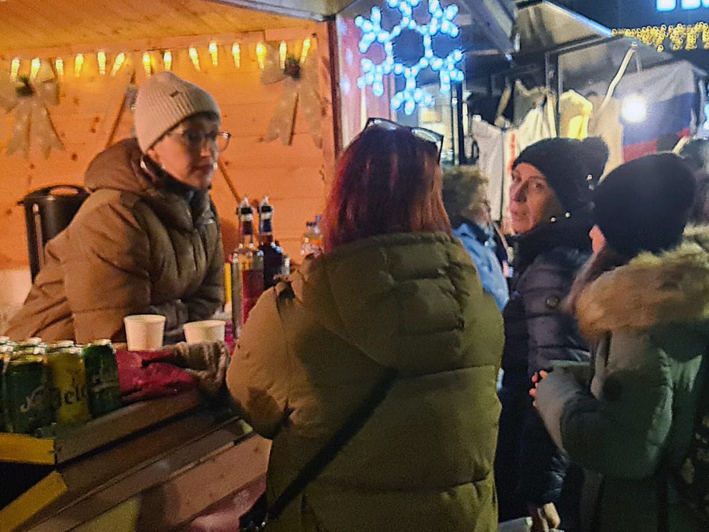 U DOBOJU ZASIJALA „ZIMSKA ČAROLIJA“: Pogledajte kako su građani uživali u prazničnim delicijama i muzičkom programu (FOTO)