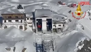 POVRIJEĐENE 4 OSOBE, PREKO 100 LJUDI ZAGLAVLJENO: Incident na žičari u ski-centru u Italiji, u toku evakuacija