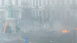 PROTEST PRERASTAO U NASILAN SUKOB: Hiljade evropskih poljoprivrednika na ulicama Brisela