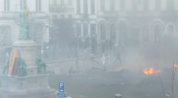 PROTEST PRERASTAO U NASILAN SUKOB: Hiljade evropskih poljoprivrednika na ulicama Brisela