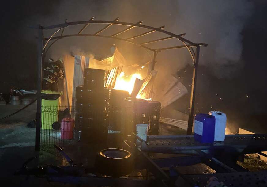 POŽAR U BANJALUCI: Gorjela garaža u naselju Lauš (FOTO)