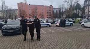 AKCIJA „ARIJA“: Pogledajte snimak uhapšenih koji su sprovedeni u OJT Banjaluka (VIDEO)