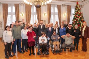 NOVI SAD UGOSTIO DJECU IZ DNEVNIH CENTARA: Arlov na prijemu kod gradonačelnika Žarka Mićina (FOTO)