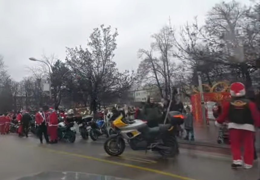 BAJKERI POKAZALI SRCE: Pogledajte kako su paketićima obradovali najmlađe Banjalučane (VIDEO)