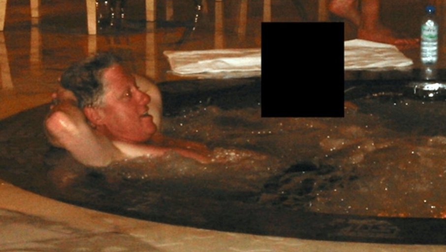 KLINTON U DRUŠTVU EPSTAJNA: Objavljene sporne fotogarfije bivšeg predsjednika SAD sa djevojkama (FOTO)