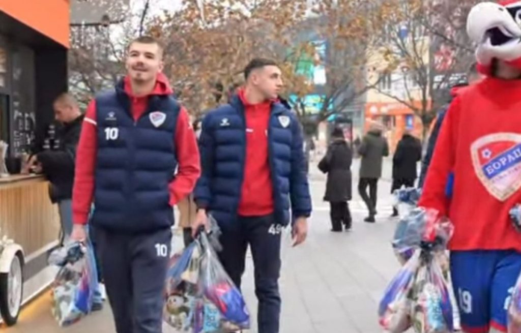 CRVENO-PLAVI OKUPIRALI BANJALUKU! Fudbaleri Borca dijelili djeci paketiće (VIDEO)