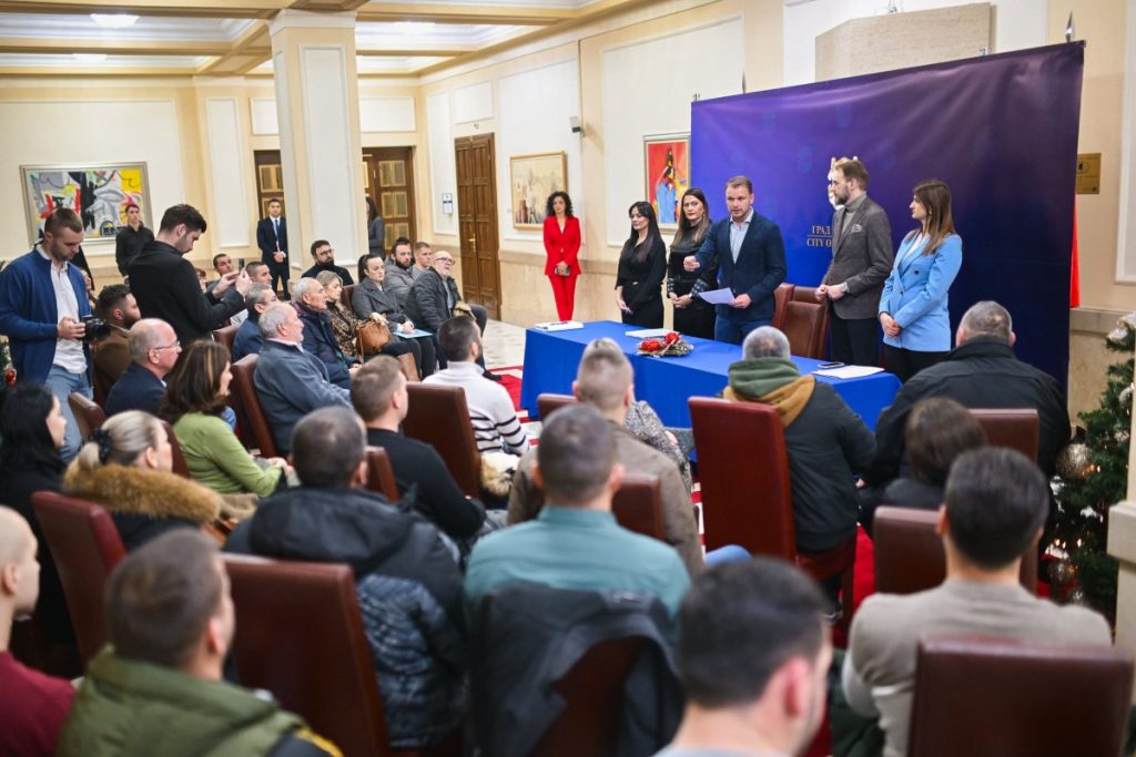 ЗА ПОРОДИЦЕ ИЗДВОЈЕНО ОКО ПОЛА МИЛИОНА МАРАКА: Уручене им бесплатне грађевинске дозволе