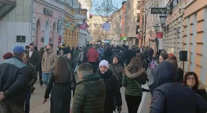 „РИЈЕКА“ ЉУДИ У ГОСПОДСКОЈ УЛИЦИ: Новогодишња грозница тресе Бањалуку (ФОТО)