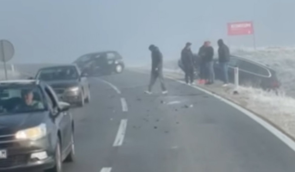 СТВОРИЛА СЕ КОЛОНА КОД КУПРЕСА: Због поледице слетјело више возила са пута (ВИДЕО)