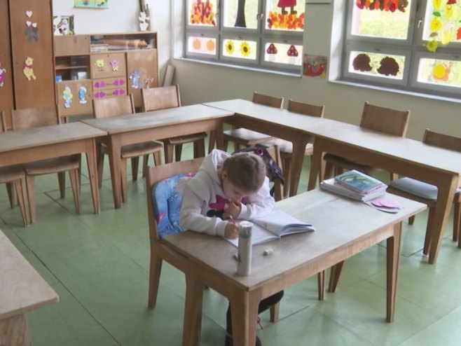 OVU ŠKOLU U SRPSKOJ POHAĐA SAMO JEDNA UČENICA: Valentina vrijedno uči, ali nema društva i učionica je pusta (VIDEO)