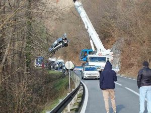 IZVUČEN AUTOMOBIL IZ VRBASA: Saobraćajna nezgoda u Zelenkovcu kod Jajca (FOTO)