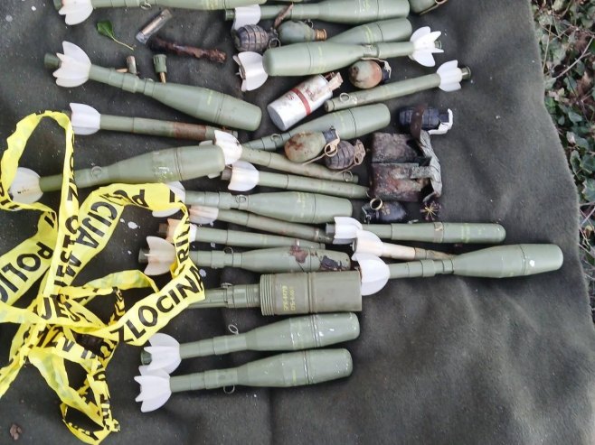 ПОЛИЦИЈА И ДЕМИНЕРИ ИМАЛИ ПУНЕ РУКЕ ПОСЛА: Код Требиња пронађен арсенал оружја