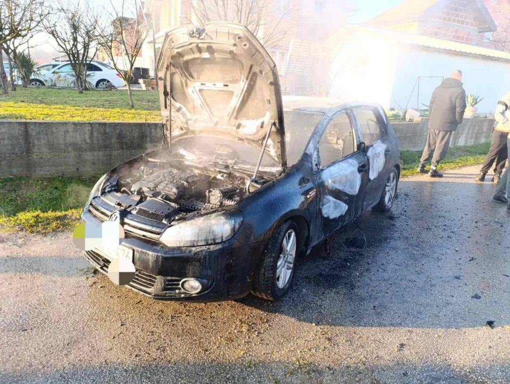 VATROGASCI IMALI PUNE RUKE POSLA: Gorjeli automobili u Banjaluci (FOTO)