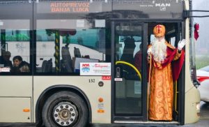TRADICIONALNA PRAZNIČNA VOŽNJA U BANJALUCI: Sveti Nikola u autobusu dijeli poklone