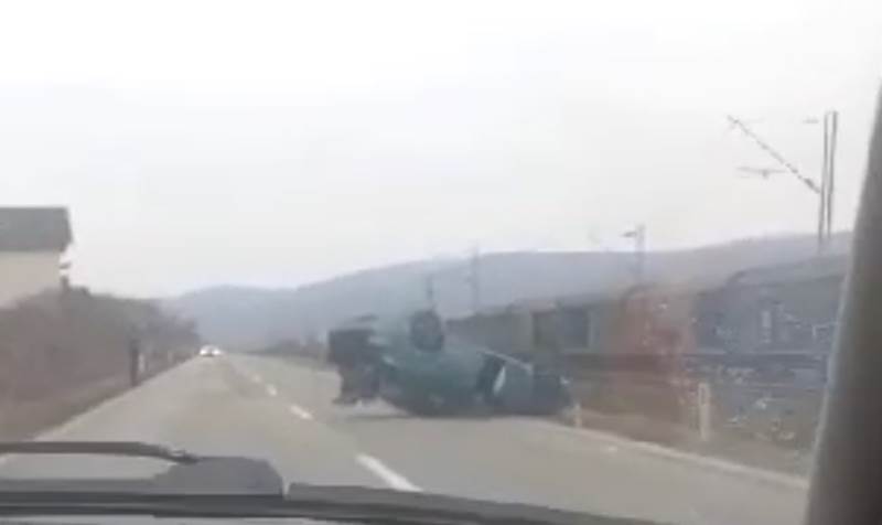 АУТОМОБИЛ НА КРОВУ: Тешка саобраћајка код Новог Града