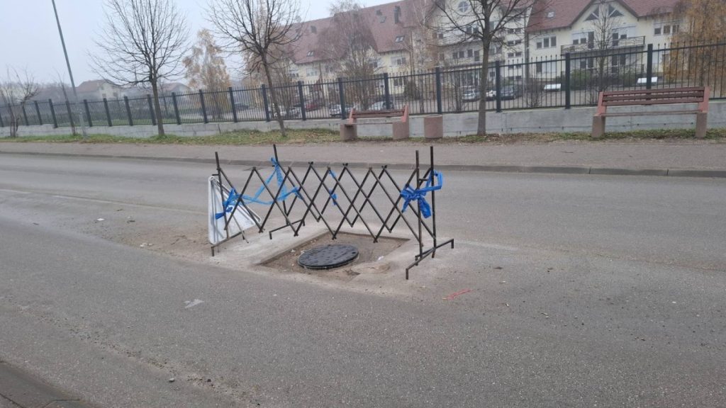 KAMIONI I AUTOBUSI VOZE TROTOAROM ZBOG POPRAVKE ŠAHTA: Mještani Petrićevca u strahu zbog djece (FOTO)