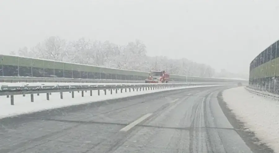 СТАЊЕ НА ПУТЕВИМА: Коловози клизави, магла у котлинама