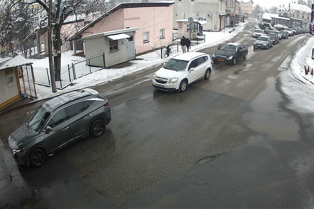 НАОРУЖАЈТЕ СЕ СТРПЉЕЊЕМ: На седам граничних прелаза у БиХ дуге су колоне возила