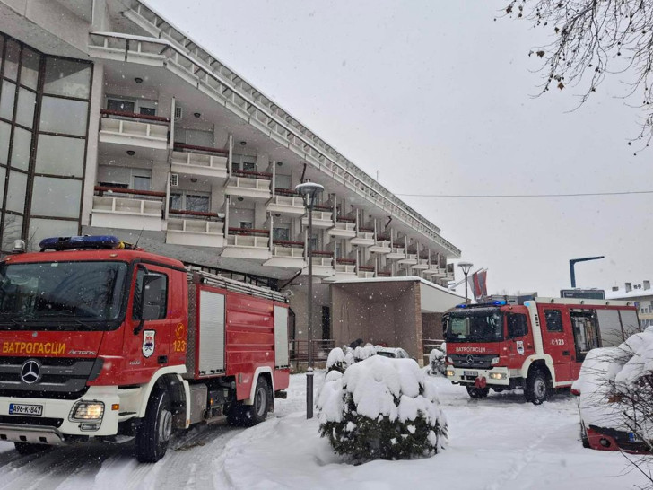 POŽAR U DOMU PENZIONERA U BANJALUCI: Vatrogasci imali pune ruke posla (FOTO)