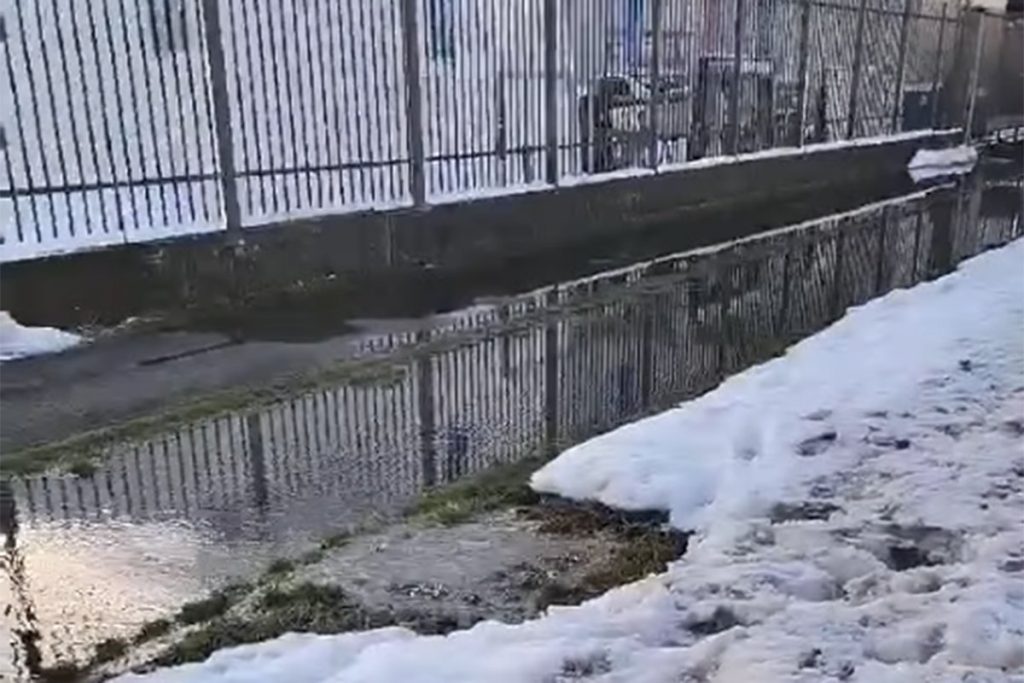 PUKLA CIJEV U BANJALUČKOJ ULICI: Voda šiklja na kolovoz (VIDEO)