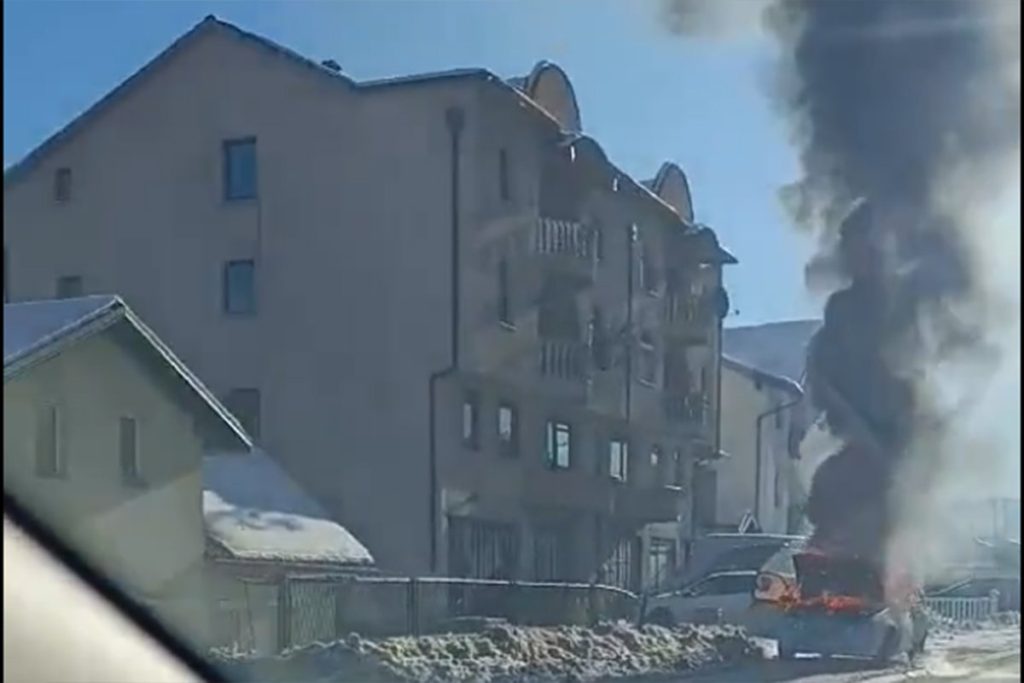 POŽAR U BANJALUCI: Zapalio se automobil na Laušu (VIDEO)