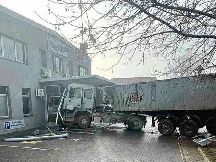 НЕСВАКИДАШЊА САОБРАЋАЈНА НЕСРЕЋА: Шлепер ударио у зграду бијељинског предузећа!