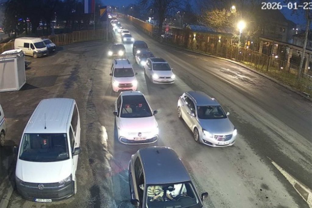 СТАЊЕ НА ГРАНИЦАМА: Колоне на неколико прелаза