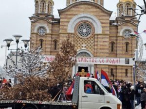VELIČANSTVENI PRIZORI IZ BANJALUKE: Ispred Hrama Hrista Spasitelja dočekani badnjaci (FOTO)