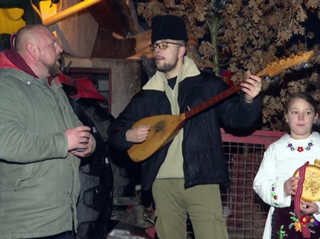 VELIKI BROJ MALIŠANA PORANIO PO BADNJAKE: Širom Doboja vjernici obilježavaju Badnji dan (VIDEO)