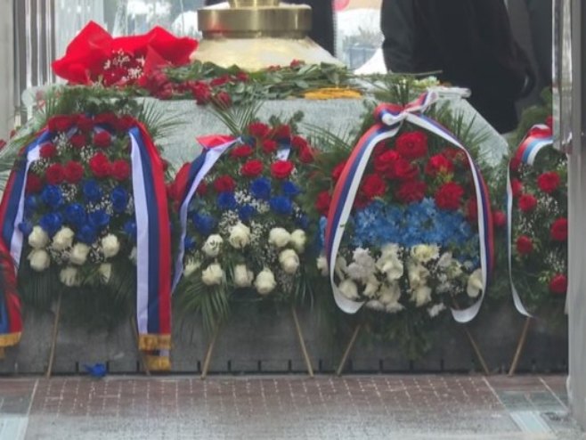 OBILJEŽAVANJE 9. JANUARA: Delegacije Srpske i Srbije položile vijence na Centralno spomen-obilježje