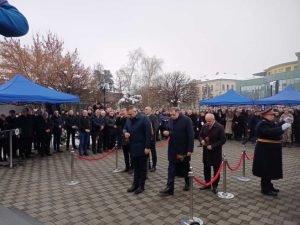 ПОВОДОМ ДАНА РЕПУБЛИКЕ СРПСКЕ: Положени вијенаци на споменик српским браниоцима Брчког (ВИДЕО)