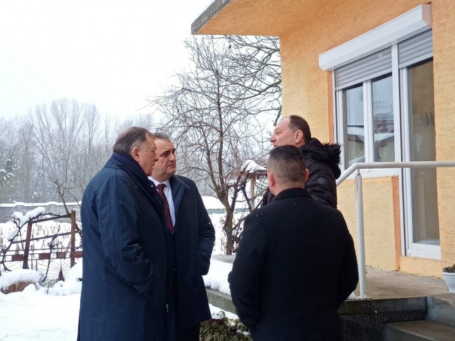 100.000 KM ZA OBNOVU KUĆE KOJA JE IZGORJELA U POŽARU: Minić i Dodik obišli porodicu Vasilić
