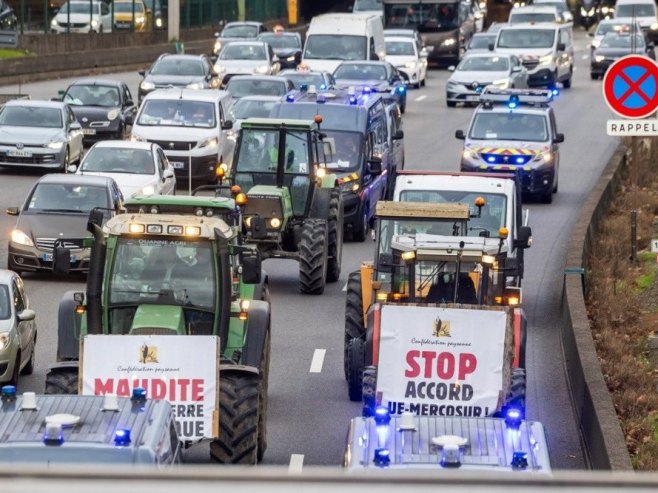 TRAKTORI NA JELISEJSKIM POLJIMA: Novi protest poljoprivrednika u Parizu