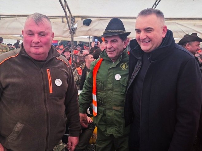 „ŠAKALIJADA“ U DERVENTI OKUPILA VIŠE OD 2.000 LOVACA: Prisustvovao i Minić (FOTO)