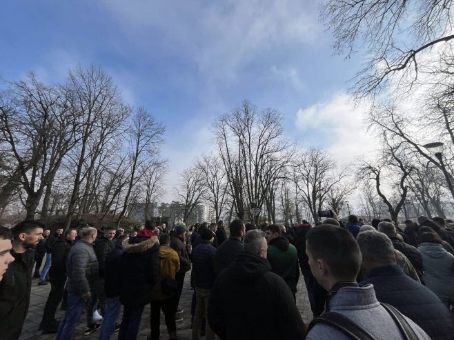 VIŠAK MLIJEKA – VEĆI PODSTICAJI: Mljekari na mirnom protestu u Banjaluci (FOTO)