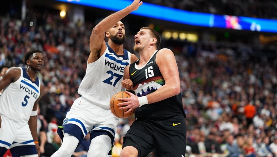 URNEBESNA ČESTITKA DENVERA: Nikola Jokić zapjevao ovaj hit, svi pali u trans (VIDEO)