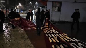 КУРТИЈЕВА ПОЛИЦИЈА ТЕРОРИШЕ СРБЕ НА БАДЊЕ ВЕЧЕ: Сметају им вјерски натписи, од српских младића тражили да скину мајице