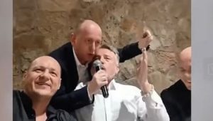 „SAM ĆU SEBE DA PRIJAVIM“ Knežević objavio snimak na kome pjeva „Kaćušu“ (VIDEO)