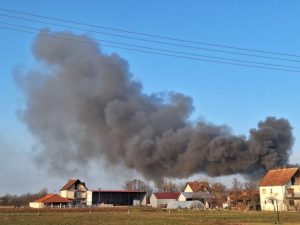 POŽAR U FABRICI KUPUSA U ČAČKU: Vatra se širi munjevitom brzinom (FOTO)