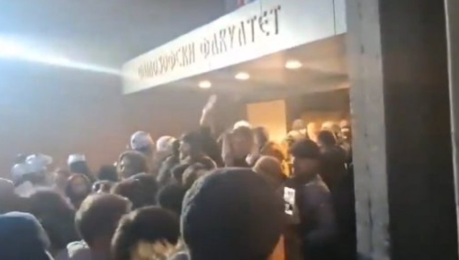 ХОРОР У НОВОМ САДУ: Динкови сепаратисти псују дјецу српским полицајцима (ВИДЕО)