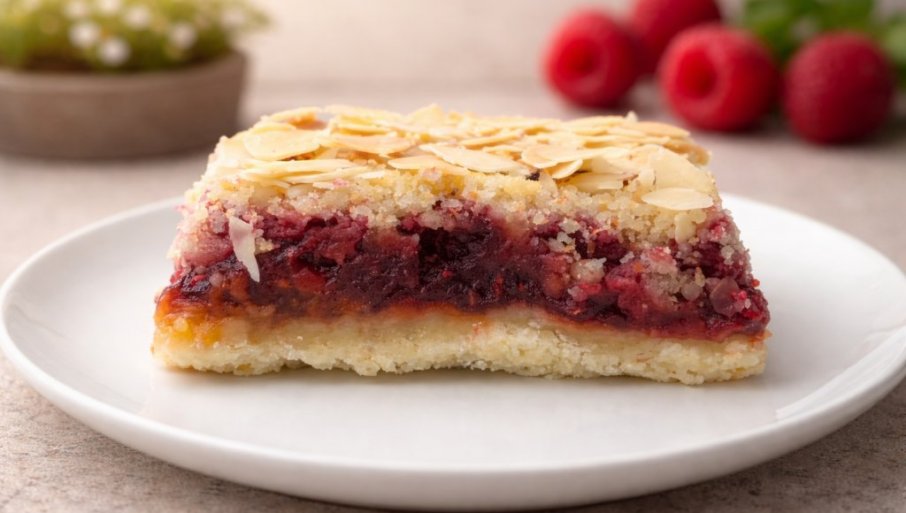 НЕСТАНЕ СА СТОЛА ЗА ТРЕН: Направите колач од мрвичастог тијеста, џема и свјежег воћа