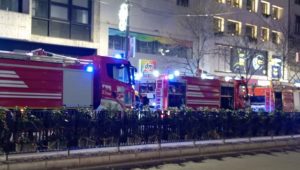 BUKNUO POŽAR NA TERAZIJAMA: Više vatrogasnih vozila učestvuje u gašenju, sumnja se na eksploziju