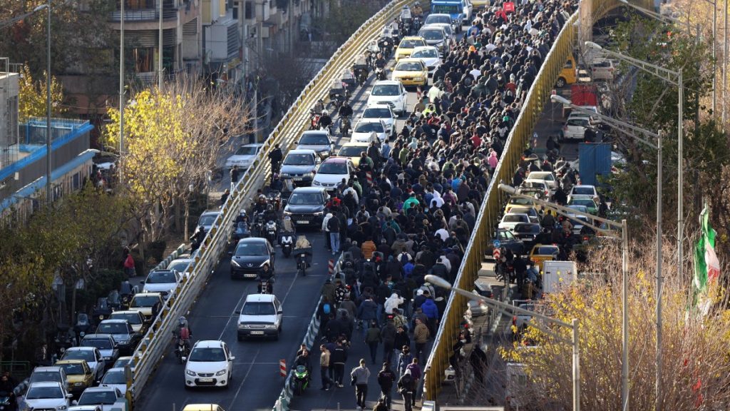 ШИРЕ СЕ НЕМИРИ И ПРОТЕСТИ У ИРАНУ: Неколико људи погинуло током немира